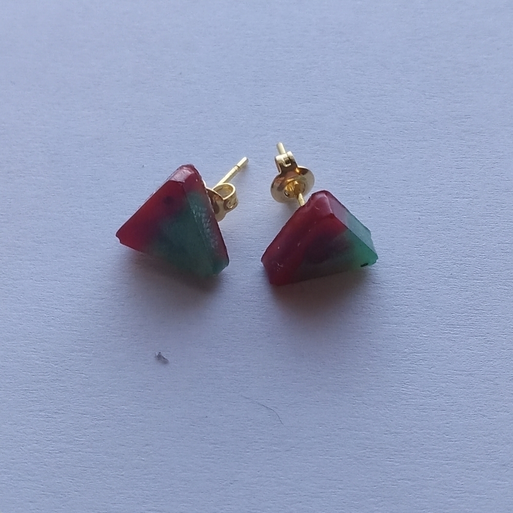 5/$25 Red and green stud resin earrings